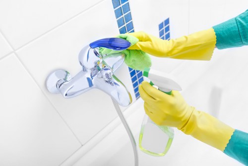 Local end of tenancy cleaning team working in an SE27 flat